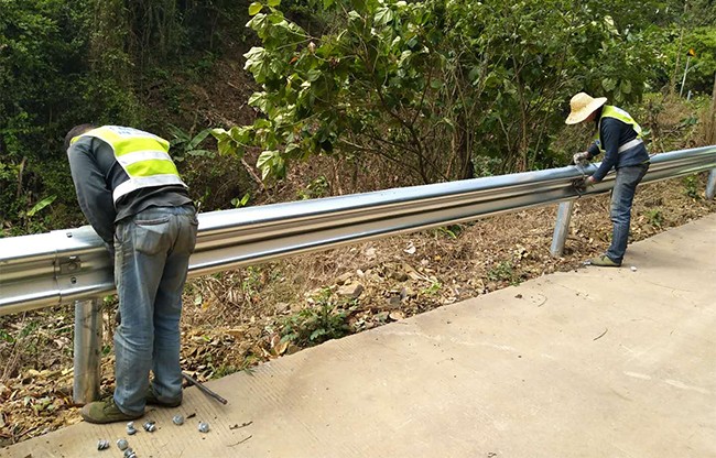 宜春高速公路护栏的定期维护与保养